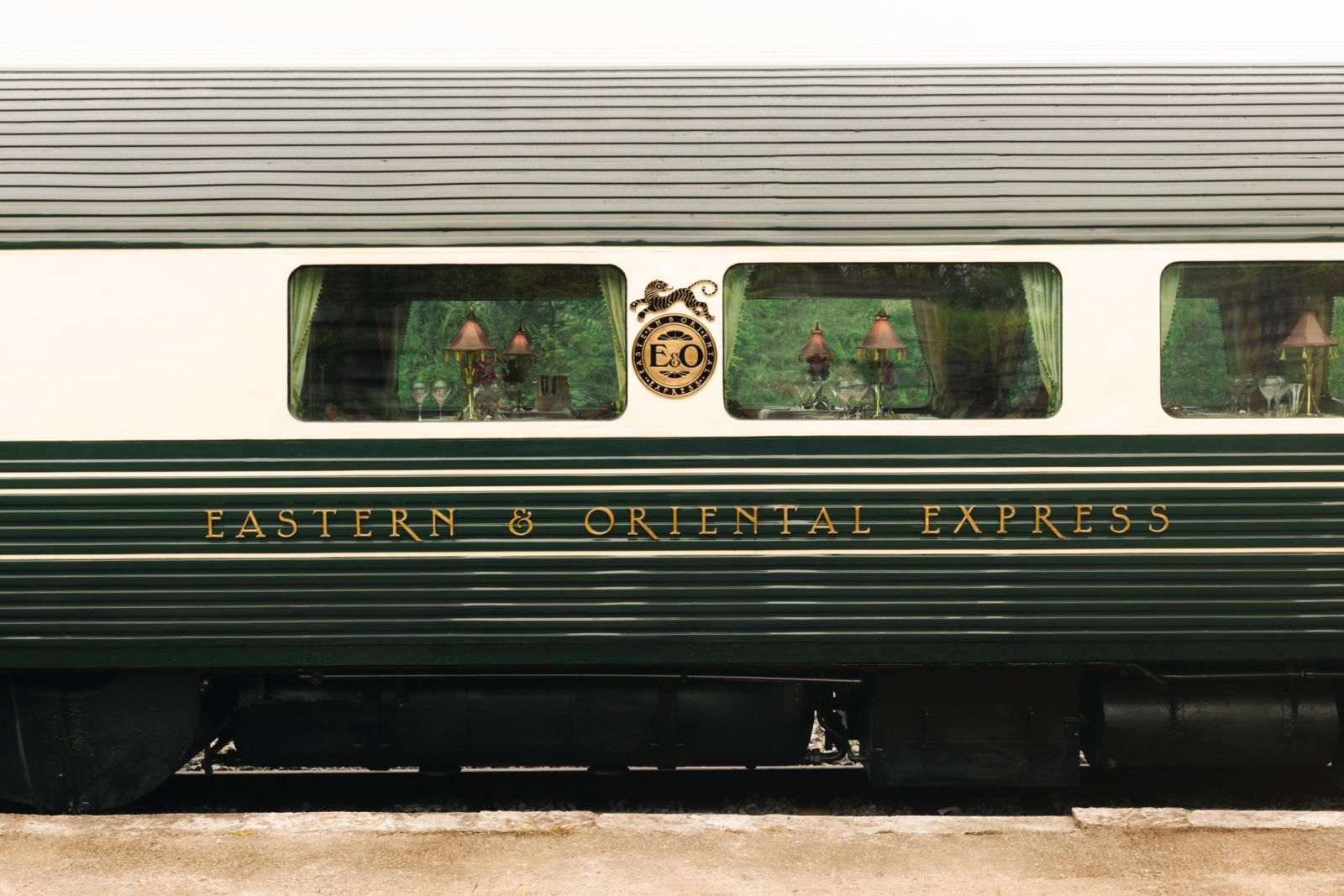 พาเลตต์โทนสีเขียวและสีทองอันเป็นเอกลักษณ์ของ Eastern & Oriental โดยมีรูปเสือเป็นสัญลักษณ์ (ภาพ: courtesy of Belmond)