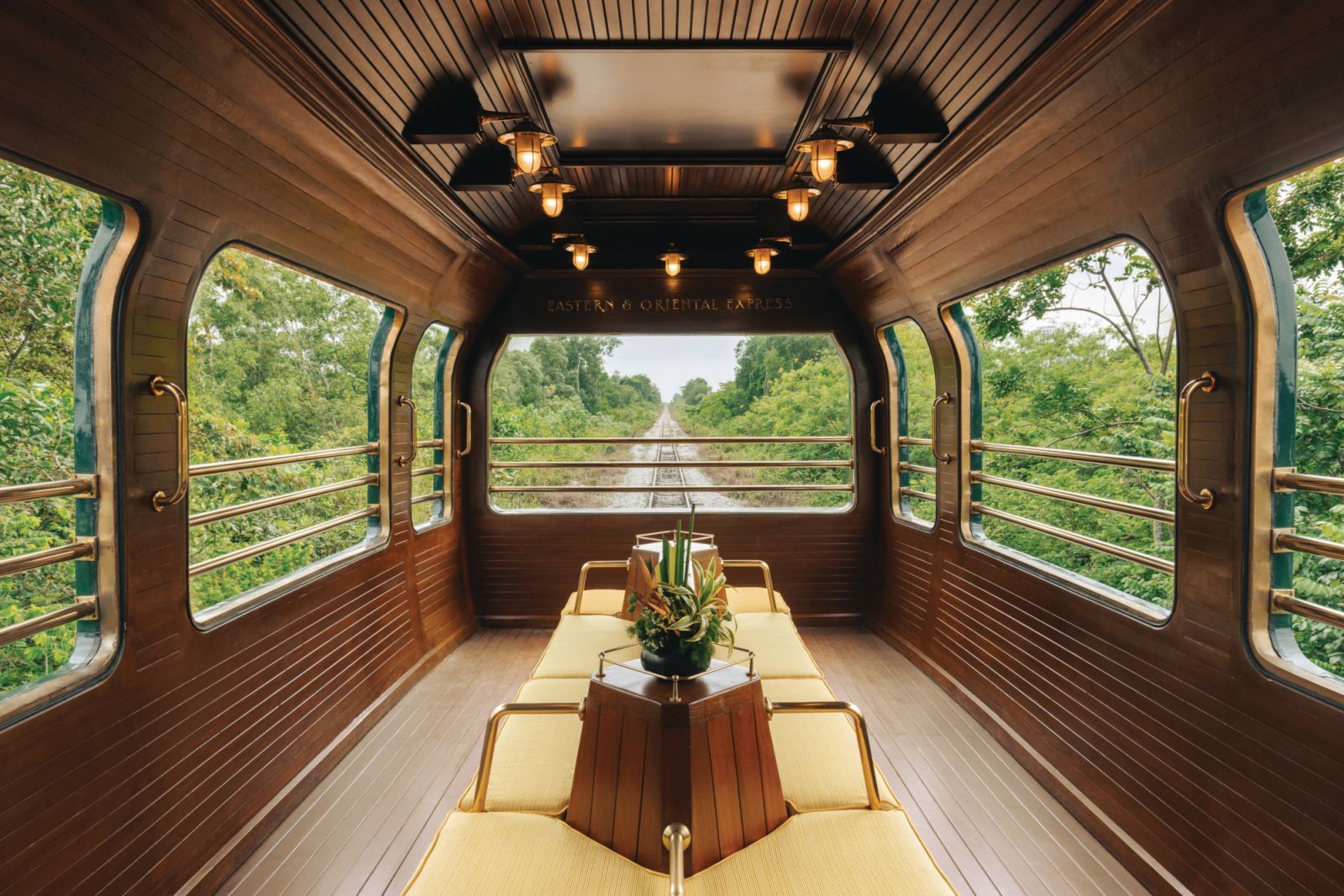 ตู้ชมวิว (Observation Car) เป็นตู้สุดท้ายจากตู้โดยสาร 15 ตู้ของขบวนรถไฟ Eastern & Oriental Express (ภาพ: courtesy of Belmond)