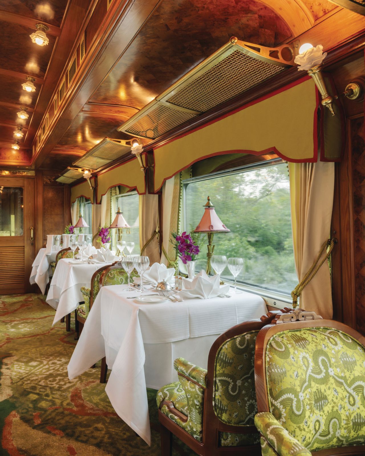 แรงบันดาลใจจากไร่ชาของมาเลเซีย รถเสบียงของอดิสรตกแต่งด้วยสีเขียว (ภาพ: courtesy of Belmond)