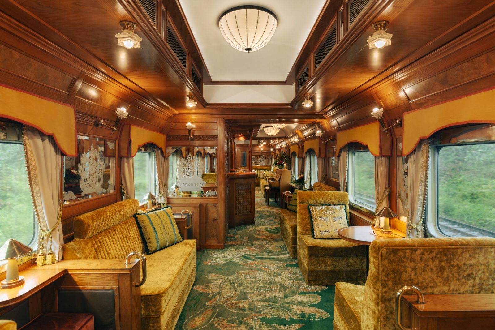 Piano Bar ตู้ส่วนกลางสำหรับการพบปะสังสรรค์ของขบวนรถไฟ Eastern & Oriental Express โดยบริษัท Belmond (ภาพ: courtesy of Belmond)