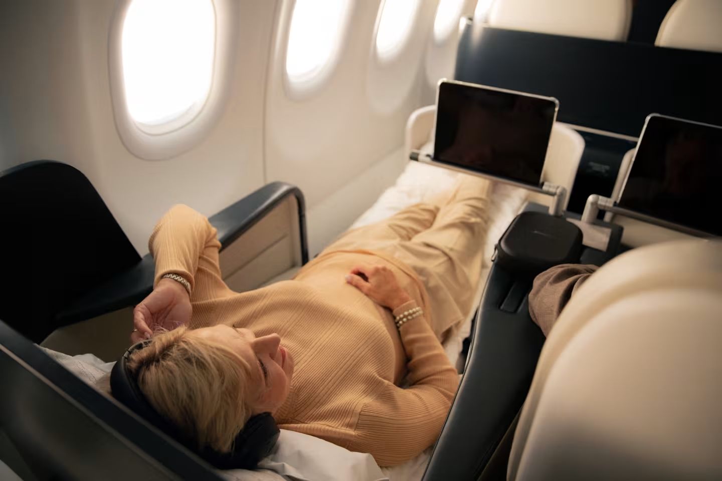 เพลิดเพลินกับหูฟังตัดเสียงรบกวน Bose, iPad สำหรับสตรีมคอนเทนต์ และผลิตภัณฑ์จาก L’Occitane พร้อม Wi-Fi และระบบความบันเทิงแบบออนดีมานด์ (ภาพ: TCS World Travel)