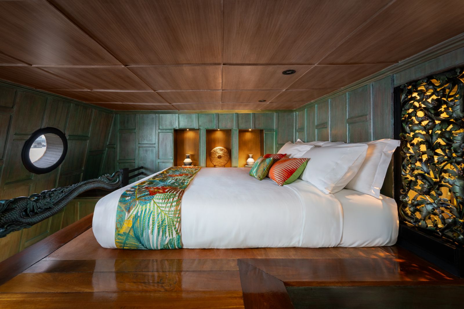 ห้องนอนมาสเตอร์สุดหรูตกแต่งด้วยผ้าไหมจาก Jim Thompson บนเรือ Loy Dream (ภาพ: Loy Pela Voyages)