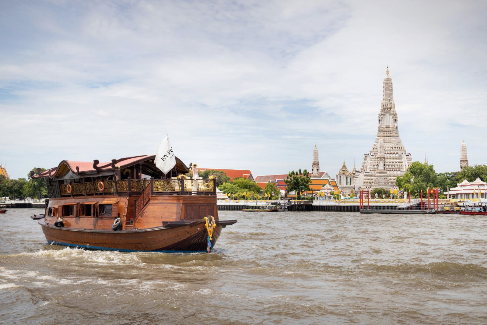 Loy Dream เรือบรรทุกข้าวโบราณอายุกว่าร้อยปี ที่ได้รับการบูรณะอย่างวิจิตรเพื่อนำเสนอความงามแห่งสยามจากยุคอดีตพร้อมห้องพักสุดหรู 2 ห้อง (ภาพ: Loy Pela Voyages)