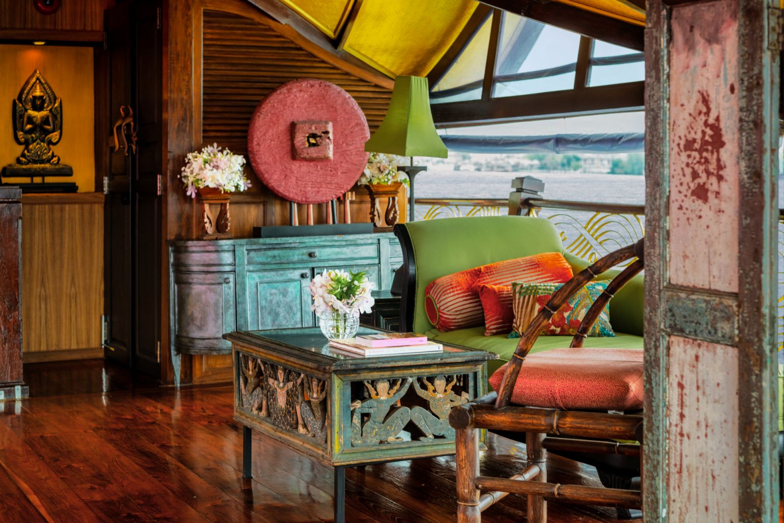พื้นที่นั่งเล่นสุดเก๋บนเรือ Loy Dream ของ Loy Pela Voyages (ภาพ: Loy Pela Voyages)