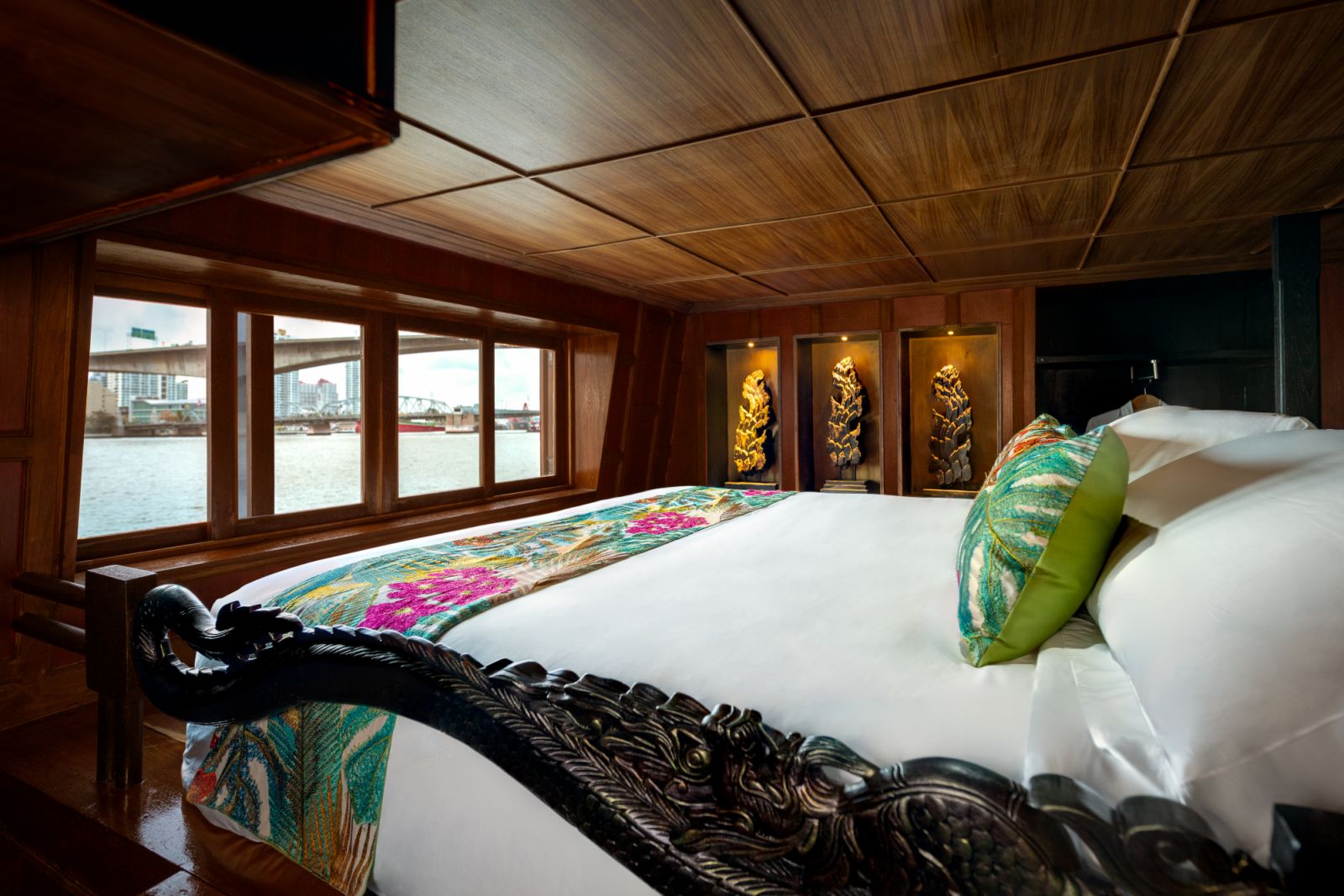 ห้องนอนที่สองตกแต่งด้วยผ้าไหมจาก Jim Thompson ของเรือ Loy Dream (ภาพ: Loy Pela Voyages)