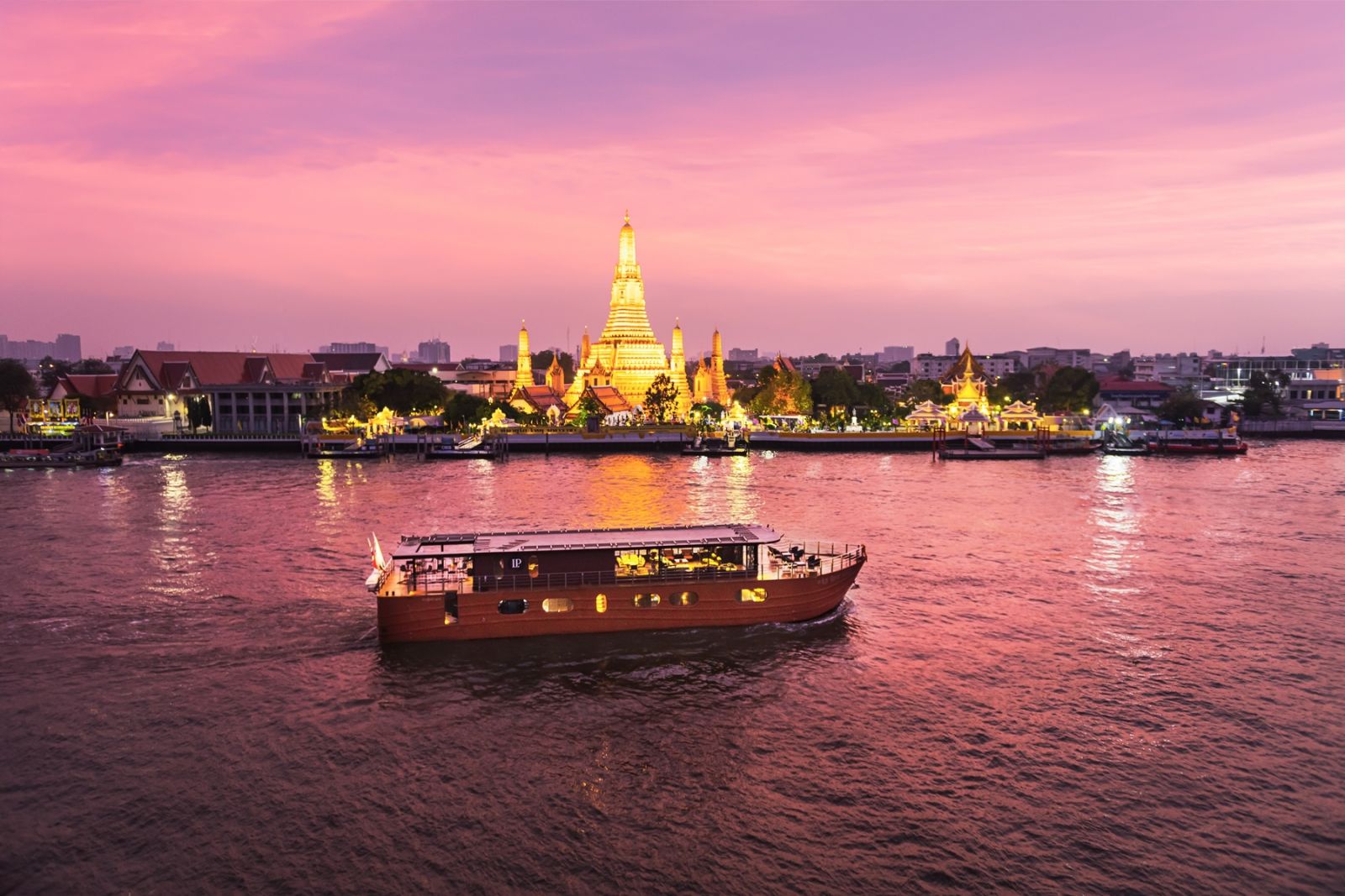 Loy River Song เรือหรูดีไซน์ร่วมสมัยขนาด 4 ห้องพัก ที่พรั่งพร้อมด้วยสิ่งอำนวยความสะดวกเหนือระดับ ทั้งห้องอาหาร ห้องนั่งเล่น ดาดฟ้าอาบแดด ห้องพักที่ตกแต่งด้วยผ้าไหมจาก Jim Thompson (ภาพ: Loy Pela Voyages)