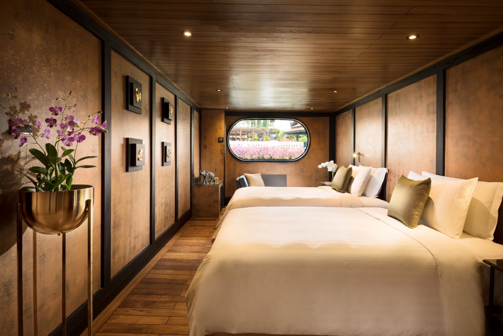 ห้องยม (Yom Room)
ความหรูหราและความเรียบง่ายของเรือโบราณมาบรรจบกันอย่างลงตัว พักผ่อนบนเตียงคู่ในห้องขนาด 27 ตร.ม. บนเรือ Loy River Song (ภาพ: Loy Pela Voyages)