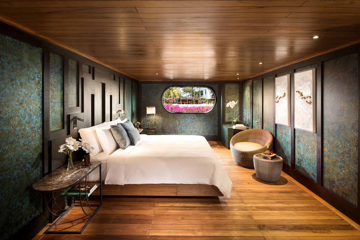 ห้องน่าน (Naan Room)
ผ่อนคลายในโอเอซิสส่วนตัวขนาด 36.5 ตร.ม. ท่ามกลางบรรยากาศไม้สัก ปล่อยใจล่องเรือ Loy River Song ไปตามสายน้ำเจ้าพระยา (ภาพ: Loy Pela Voyages)