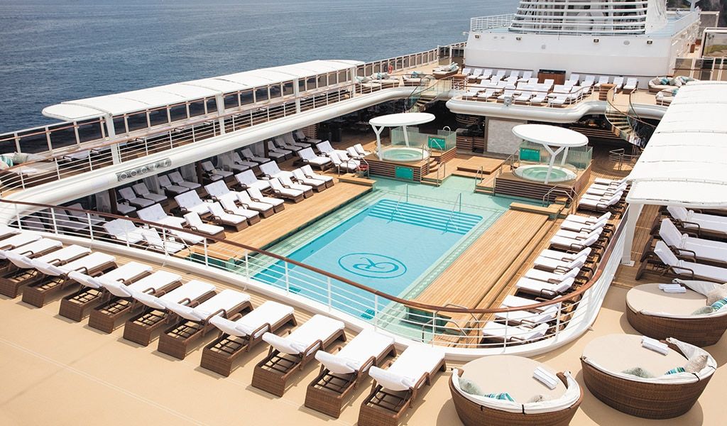 สระว่ายน้ำกลางแจ้งบนดาดฟ้าเรือ Seven Sea Explorer (ภาพ: Regent Seven Sea Cruises)