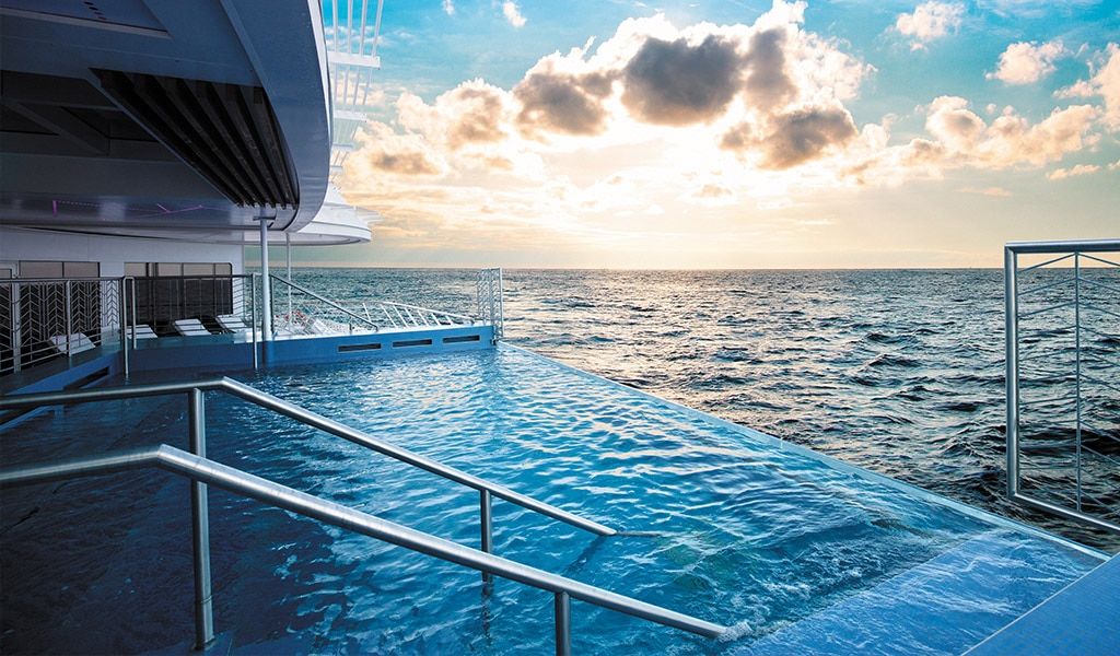 สระว่ายน้ำแบบ Infinity Pool บนเรือ Seven Sea Explorer (ภาพ: Regent Seven Sea Cruises)