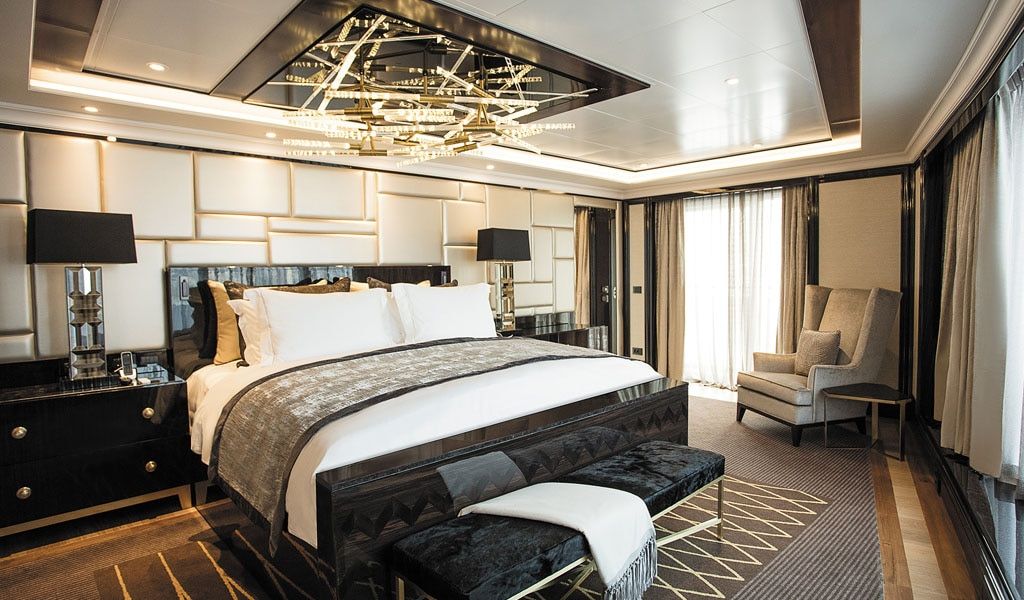 ห้องนอนใน Regent Suite ห้องสวีทสุดหรูขนาด 412.8 ตร.ม. บนเรือ Seven Sea Explorer (ภาพ: Regent Seven Sea Cruises)