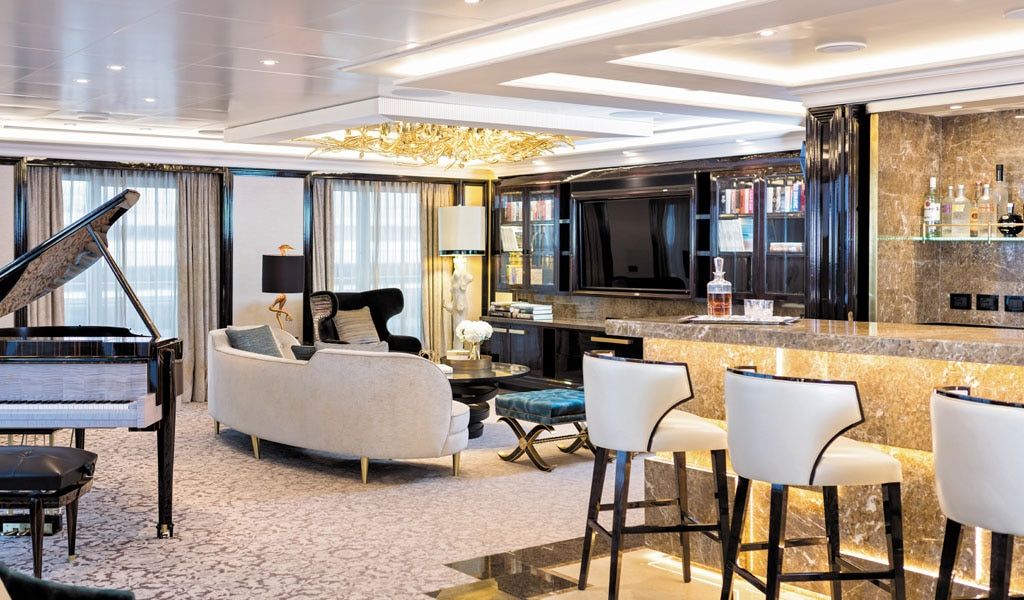 โซนรับรองภายใน Regent Suite ห้องสวีทสุดหรูขนาด 412.8 ตร.ม. บนเรือ Seven Sea Explorer (ภาพ: Regent Seven Sea Cruises)