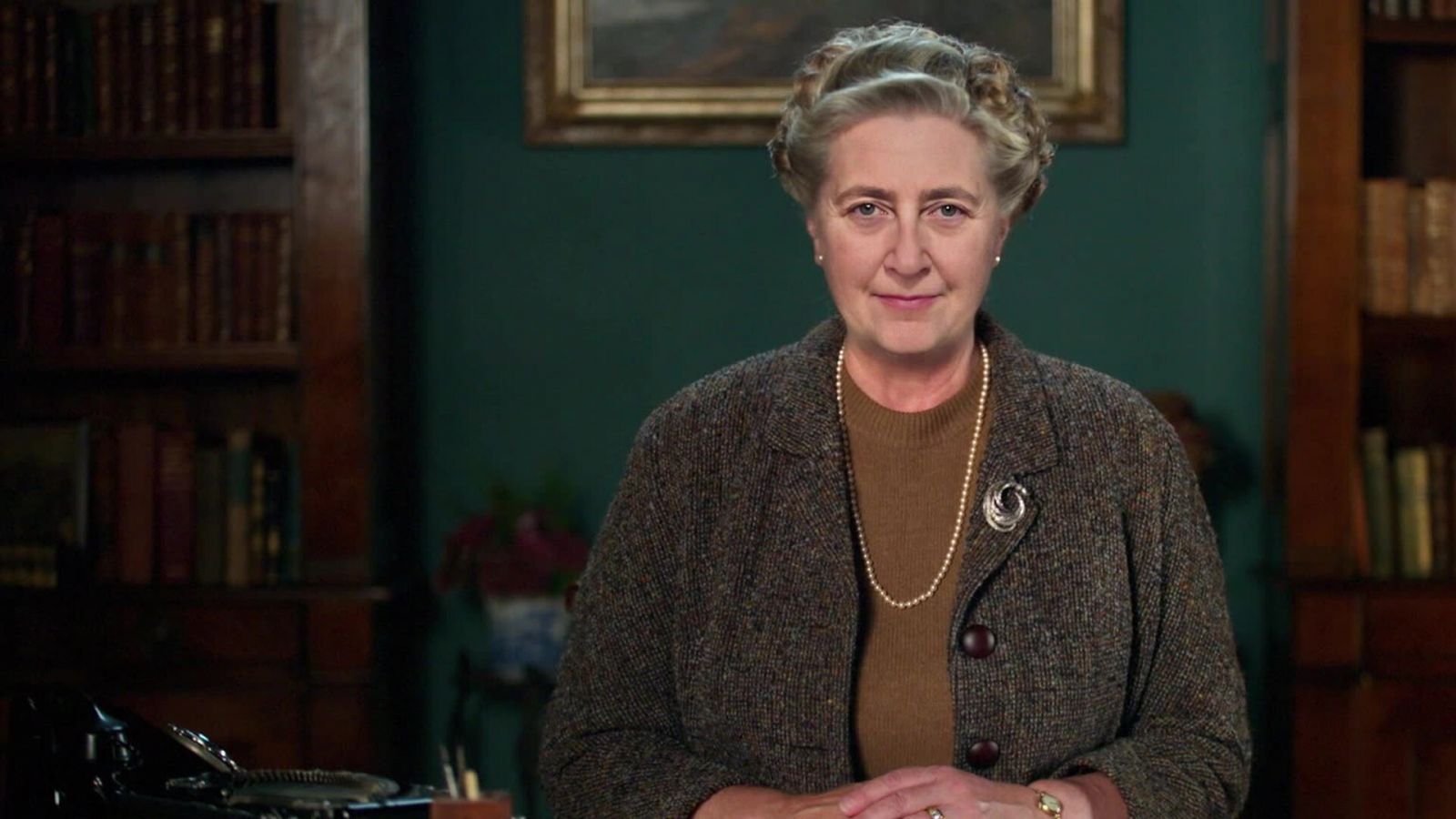 นักเขียนนวนิยายขายดีตลอดกาล Agatha Christie เสนอโอกาสพิเศษที่ไม่มีใครเทียบได้ ให้คุณได้เรียนรู้ความลับเบื้องหลังงานเขียนที่ราวกับเธอกำลังสอนด้วยตัวเอง (ภาพ: BBC Maestro)