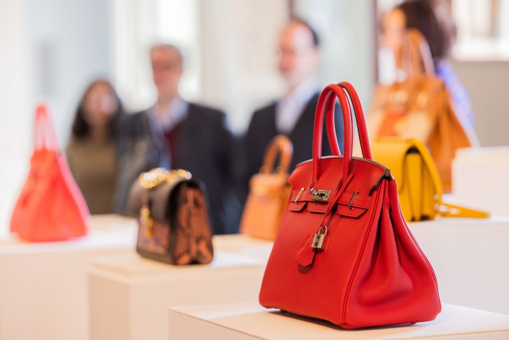 02 September 2021, North Rhine-Westphalia, Cologne: Luxury handbags by Louis Vuitton and Hermes (Birkin Bag in front) are on display at Sotheby's new German branch. In the future, the auction house plans to hold regular auctions in Germany from Cologne. To this end, it has expanded the palatial Palais Oppenheim into its new headquarters in recent months. Cologne will become Sotheby's sixth auction location in Europe, following London, Paris, Geneva, Zurich and Milan. Photo: Rolf Vennenbernd/dpa (Photo by Ro
