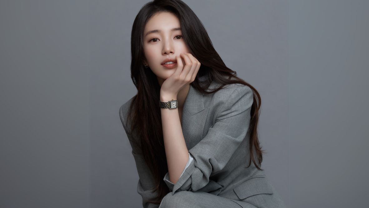 Longines’ South Korean ambassador Suzy Bae modelling the new bi-material Mini DolceVita