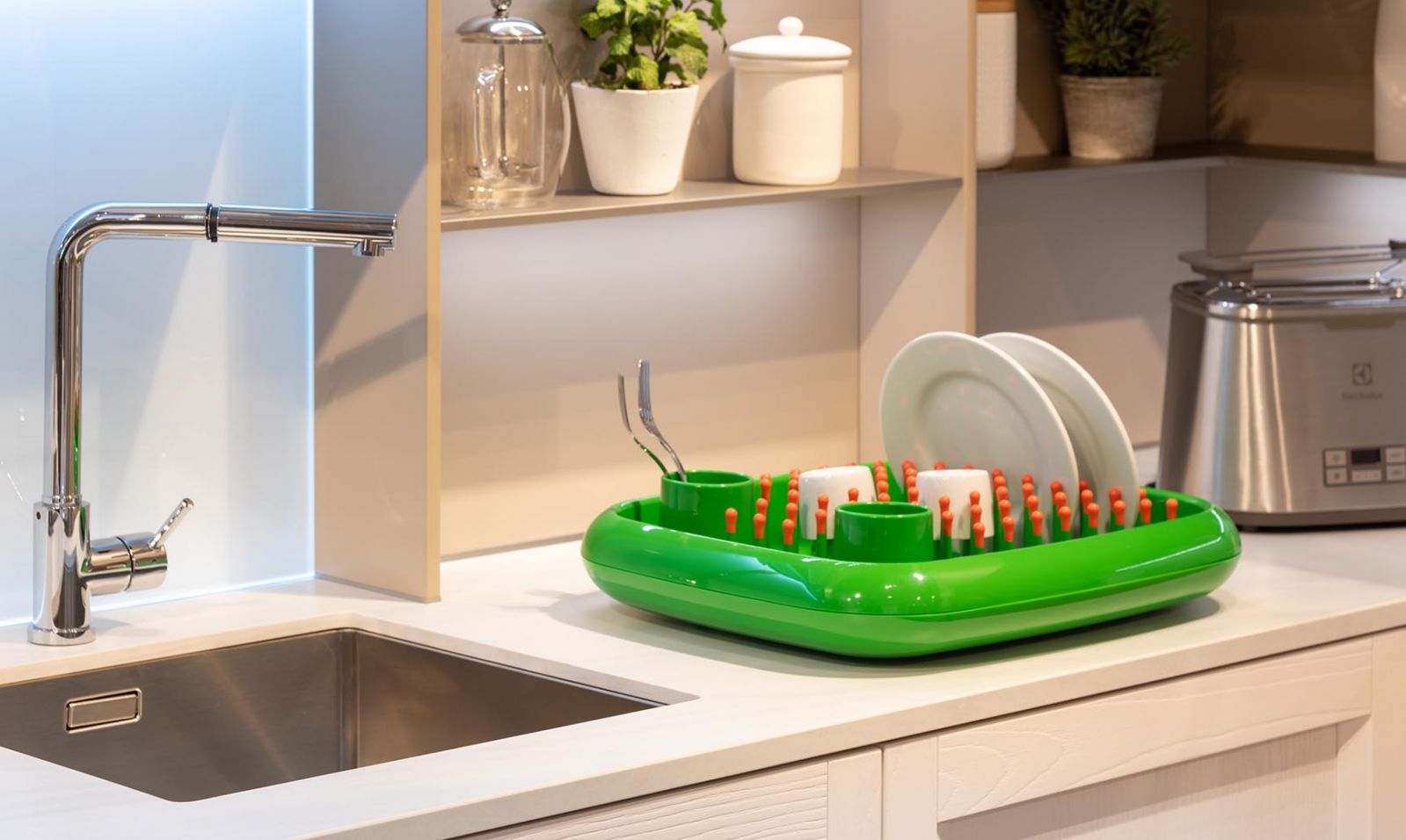 Marc Newson Dish Doctor for Magis is a Y2K design classic with a glossy green biomorphic form and innovative draining system (Photo: Magis)