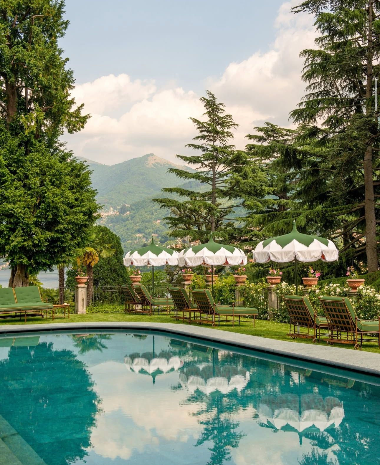 The swimming pool at Passalacqua Lake Como (Photo: Instagram / Passalacqua)