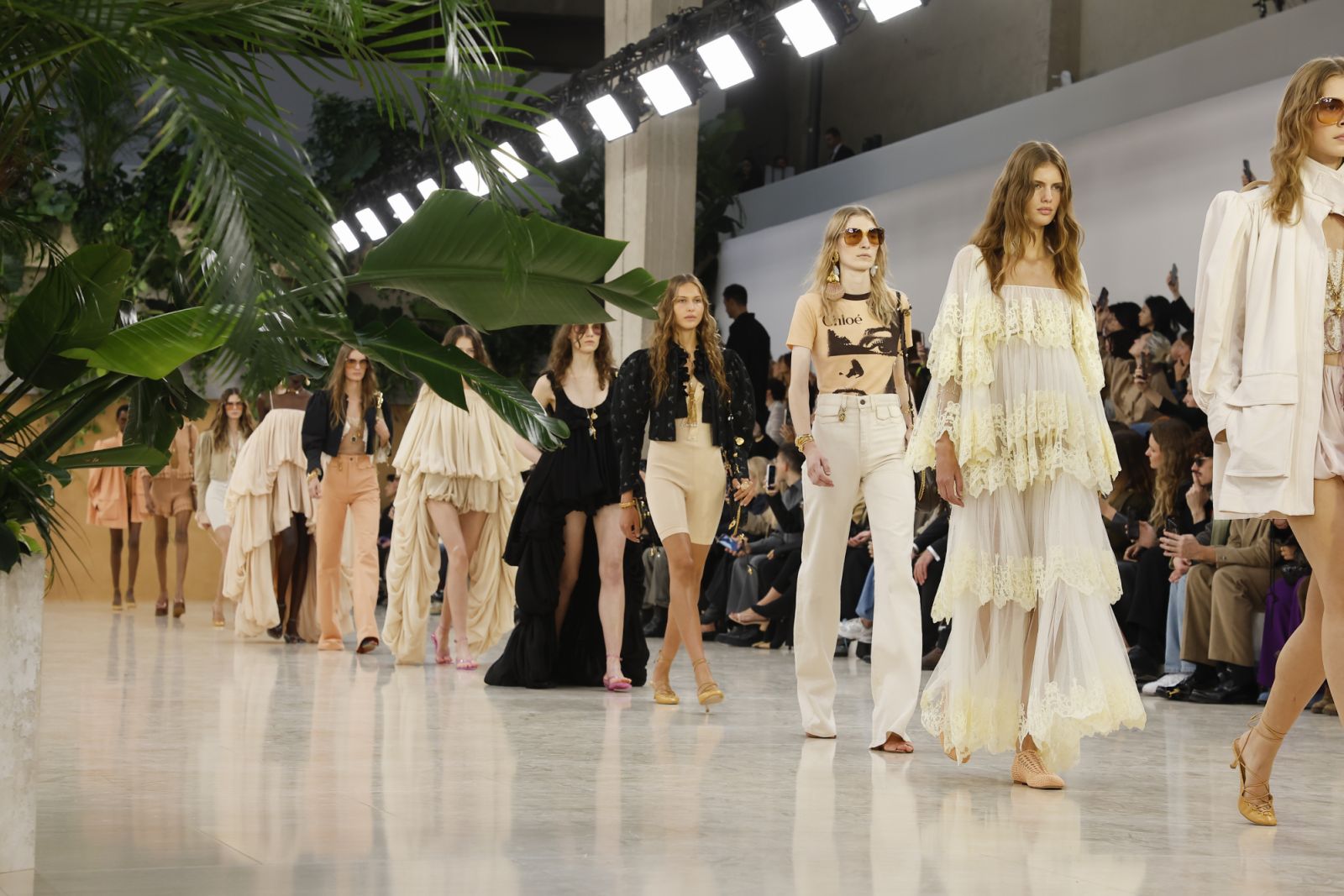 Models on the runway at Chloé RTW Spring 2025 as part of Paris Ready to Wear Fashion Week held at Tennis Club de Paris on September 26, 2024 in Paris, France.  (Photo by Aitor Rosas Sune/WWD via Getty Images)