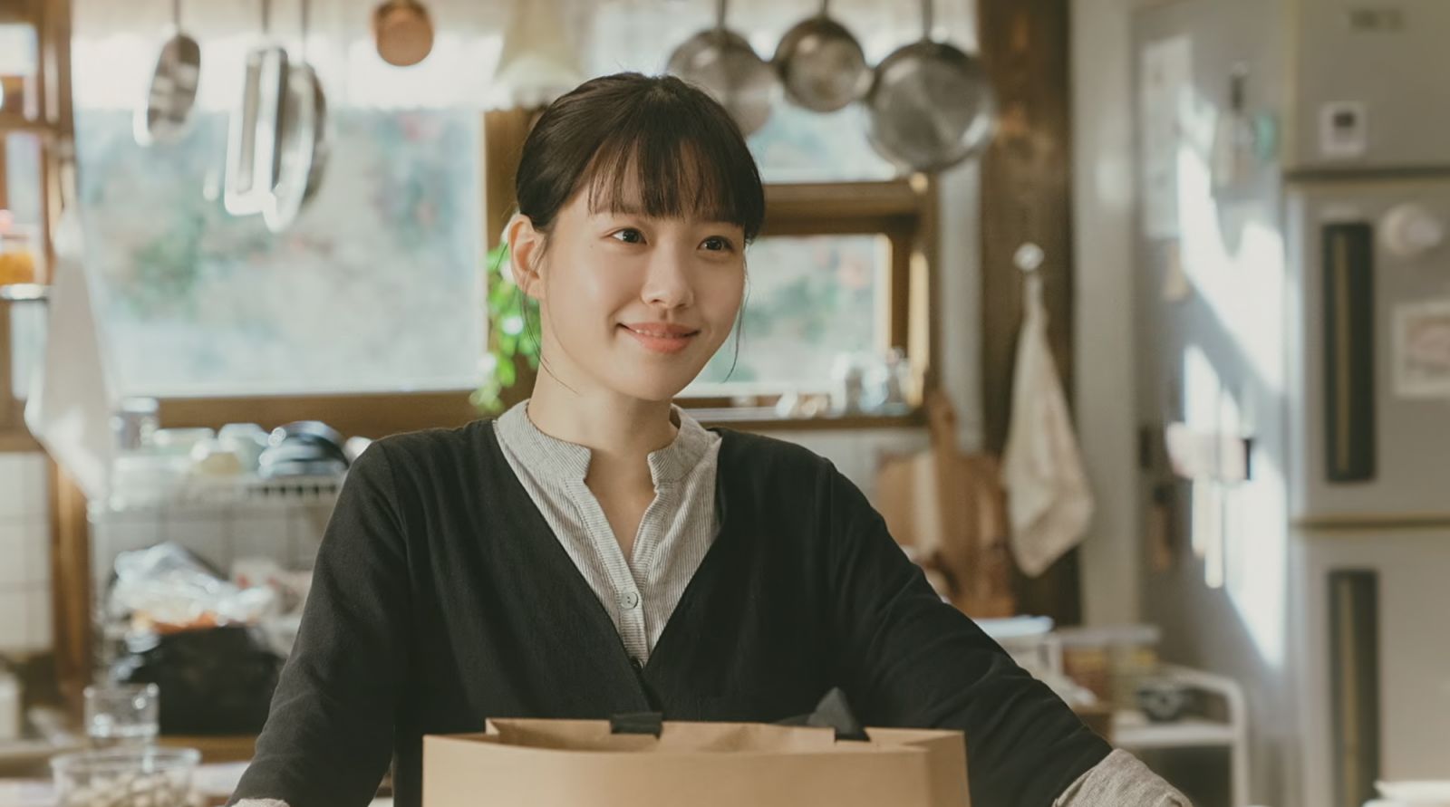 Go Min-si brings charm and wit to ‘Tastefully Yours.’ (Photo: screencap from ‘Tastefully Yours’, Netflix)