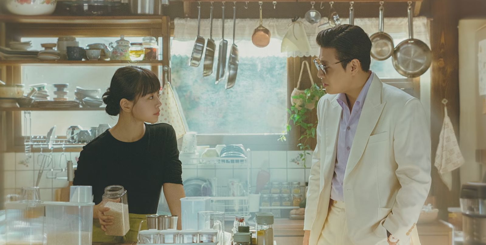 The latest rom-com K-drama will have you eating out of the palm of its hand. (Photo: screencap from ‘Tastefully Yours’, Netflix)