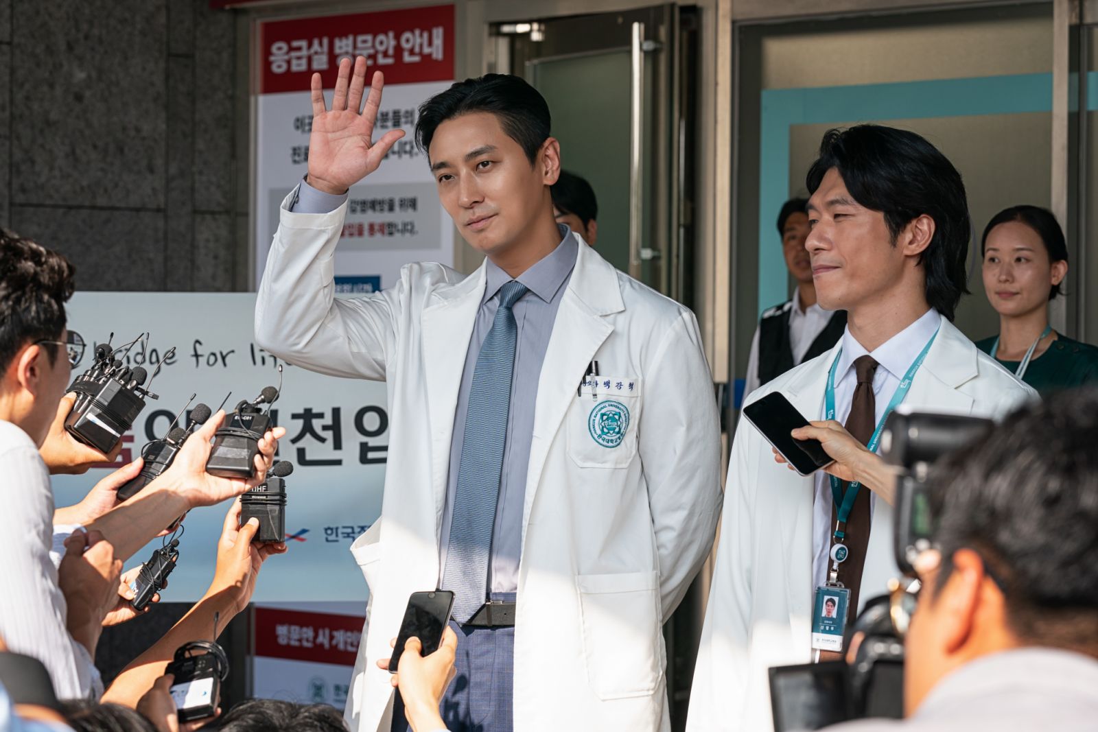The Trauma Code: Heroes on Call Ju Ji-hoon as Baek Kang-hyuk in The Trauma Code: Heroes on Call Cr. Han Se-jun/Netflix © 2025