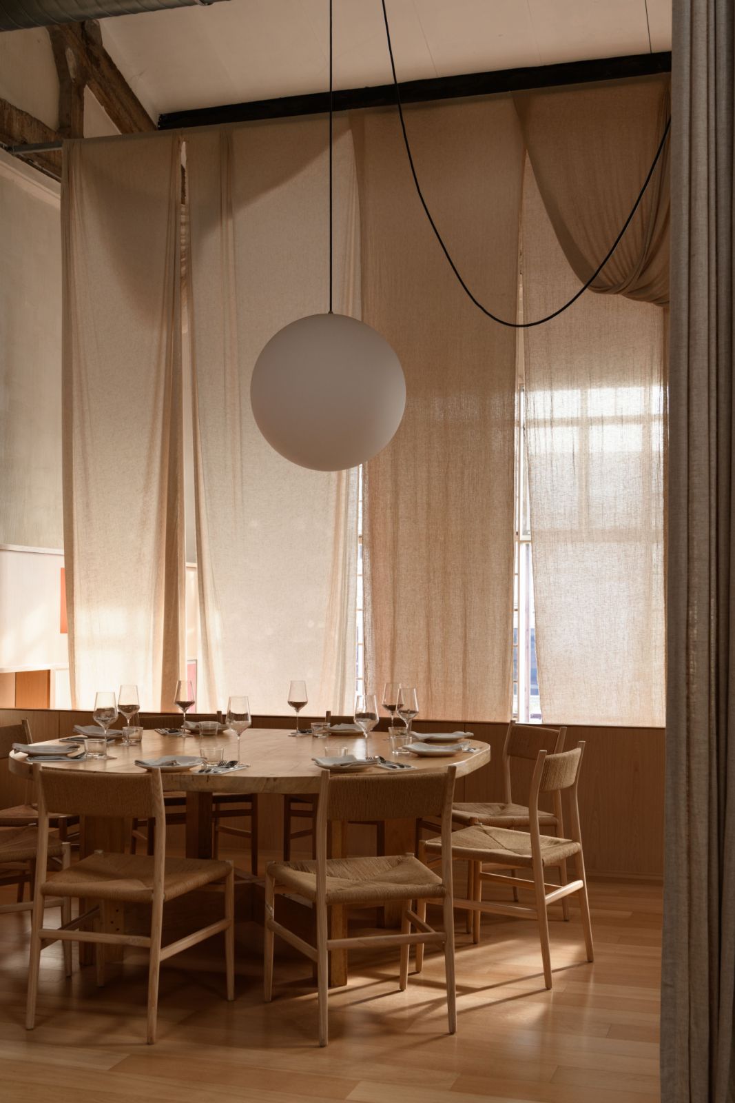 This space exemplifies Wunderwall Design’s approach of creating controlled intimacy within the formerly sparse interior through deliberate elevation changes and a warm, neutral palette of whitewashed timber and bone-white lime paint