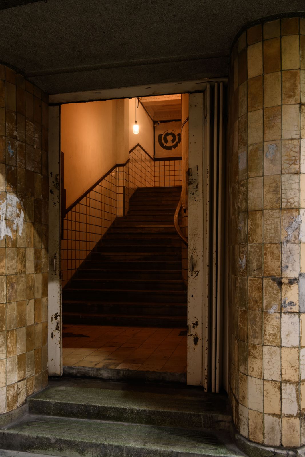 The interplay between preserved architectural features and new interventions creates a restaurant space that respects the building’s Art Deco heritage