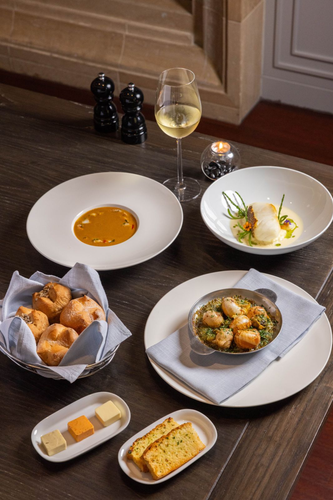 เมนูอาหาร Escargots a la Bourguignonne, Canadian Lobster Bisque, Pan-Fried Toothfish (ภาพ: Worapon Teerawatvijit)