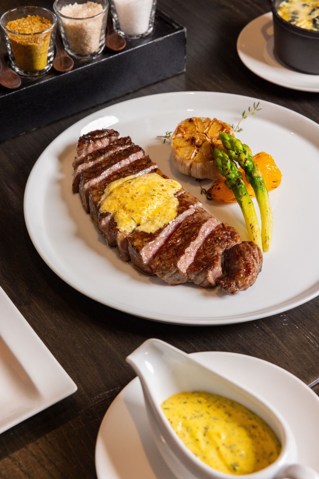 เนื้อ Okan Purebred Wagyu Striploin เสิร์ฟพร้อมเนยและเครื่องเคียง (ภาพ: Worapon Teerawatvijit)