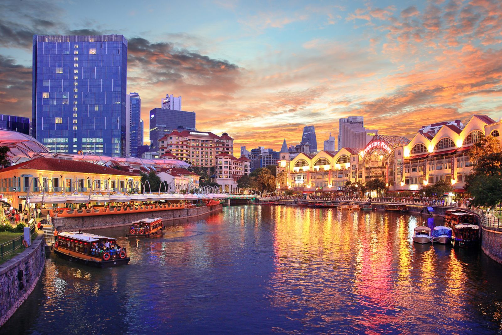 The most beautiful sunset view of Singapore's River and night entertainment tourist spot.