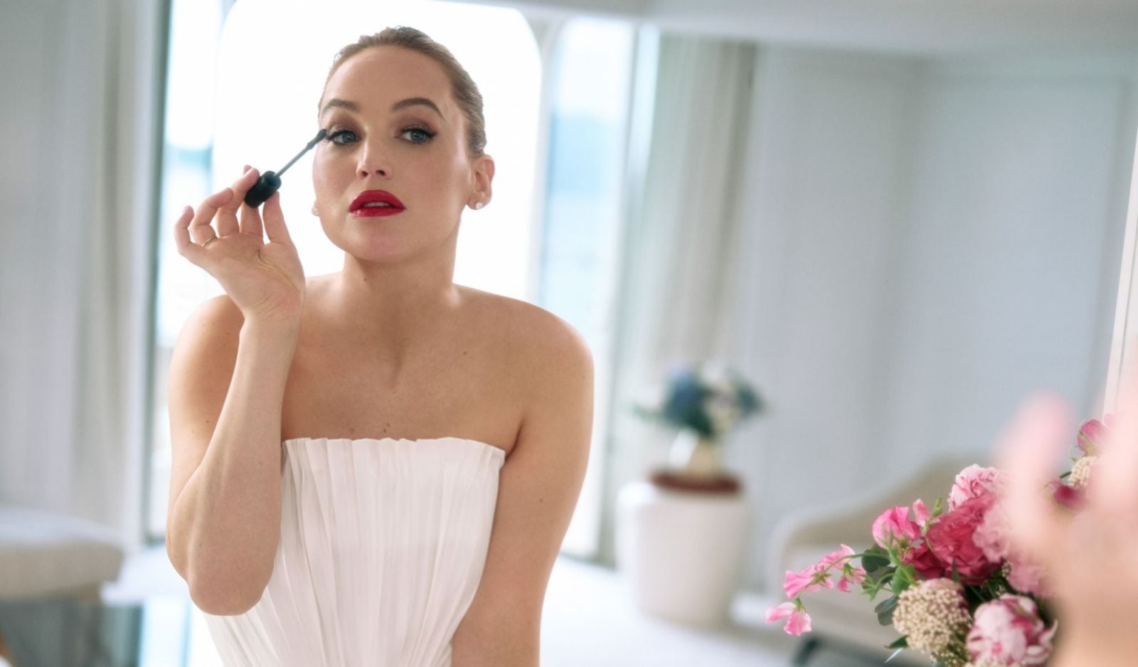 Jennifer Lawrence applies Diorshow Overvolume Mascara