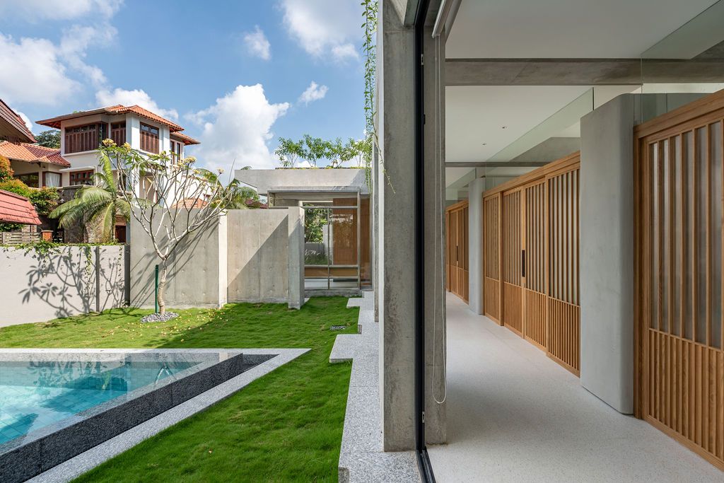 The interior corridor lined with timber-slatted screens reveals views to one of the four triangulated pocket gardens