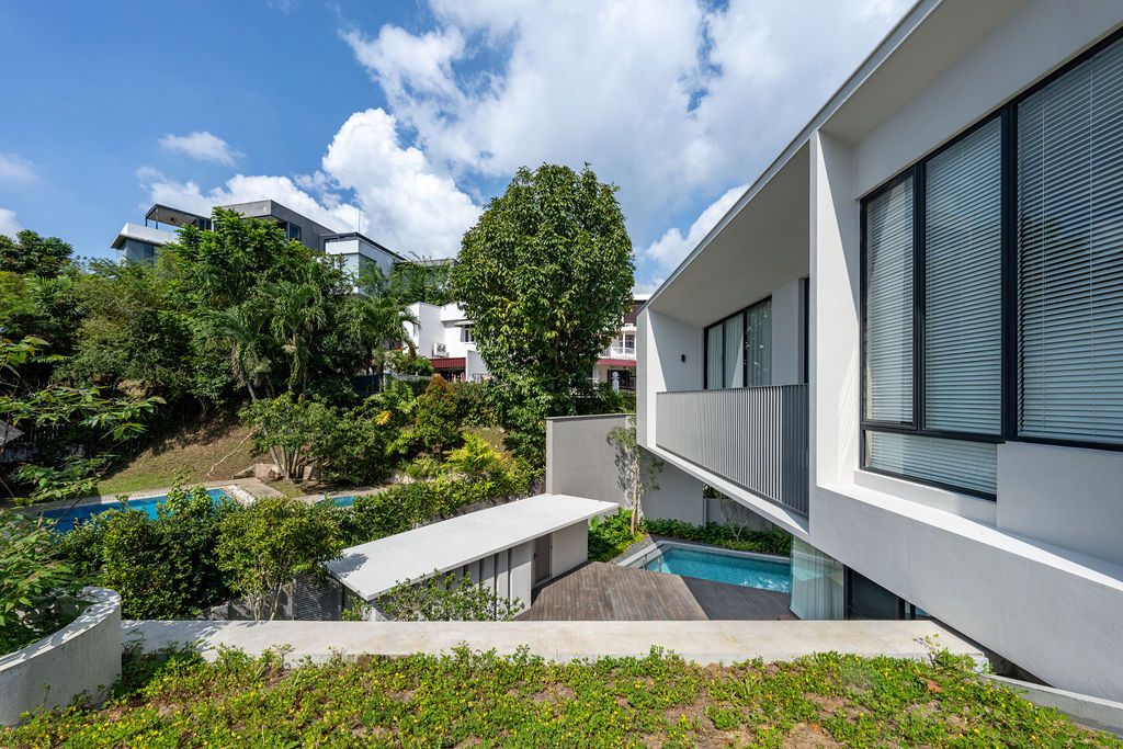 The property’s exterior perspective reveals the careful integration within its neighbourhood context, with the green roof system