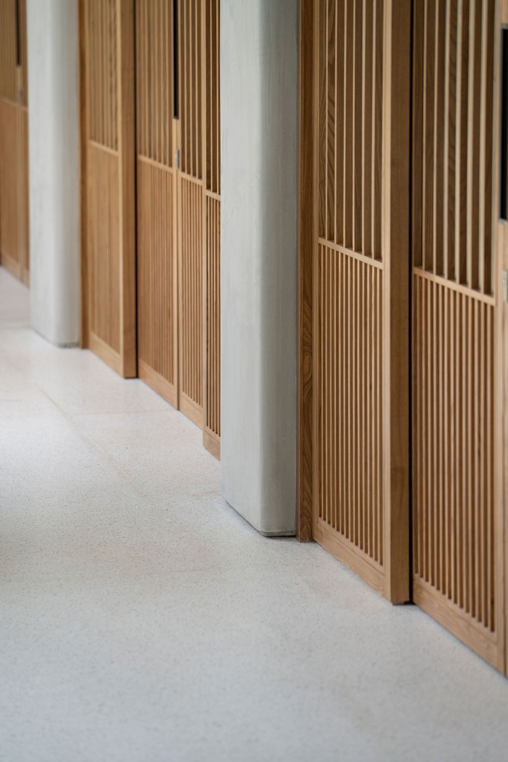 Persfloor timber detailing creates a textural dialogue between the indoor and outdoor spaces