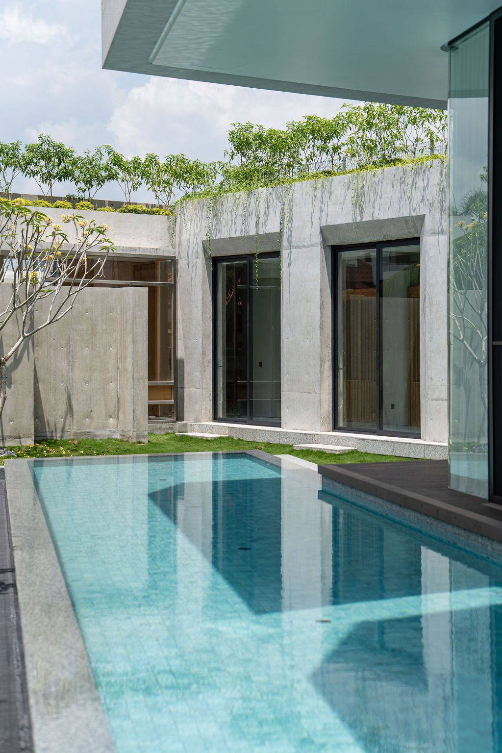 The interplay of concrete, glass and water epitomises Wong’s strategy, where strategic masses separate public and private spaces while carving out four triangulated external pocket spaces