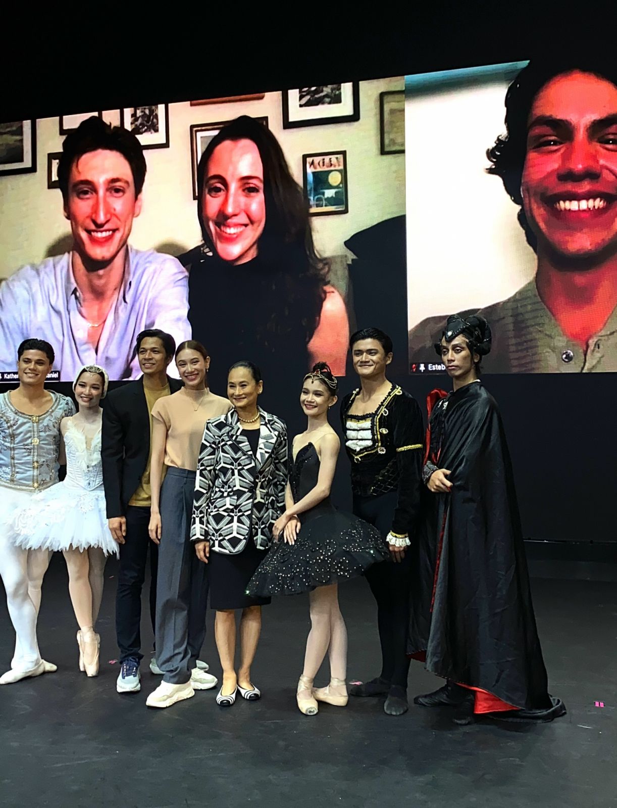 Lisa Macuja Elizalde with the cast of Ballet Manila’s ‘Swan Lake’ (Photo: courtesy of Angela Nicole Guiral)