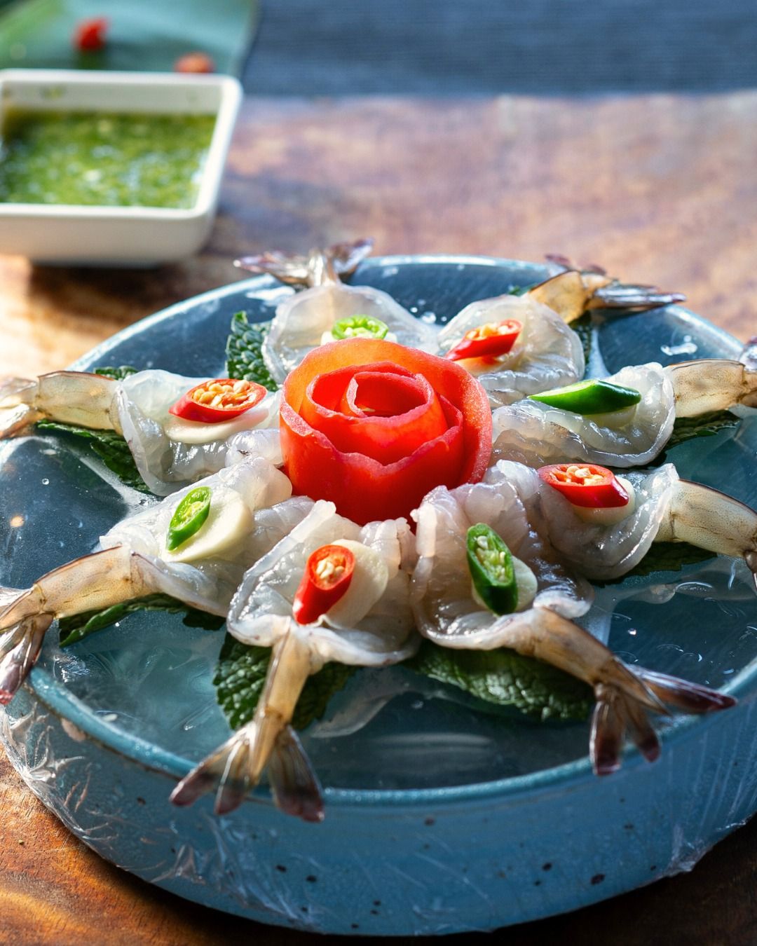 Goong che nam pla, succulent prawns in a bright dressing (Image: @ruenhk)
