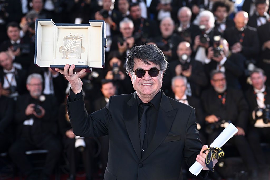 จาฟาร์ ปานาฮี (Jafar Panahi) ผู้กำกับภาพยนตร์ชาวอิหร่าน คว้าอันทรงเกียรติอย่างปาล์มทองคำ (Palme d'Or) ในเทศกาลภาพยนตร์เมืองคานส์ 2025 (ภาพ: Stephane Cardinale - Corbis/Corbis via Getty Images)