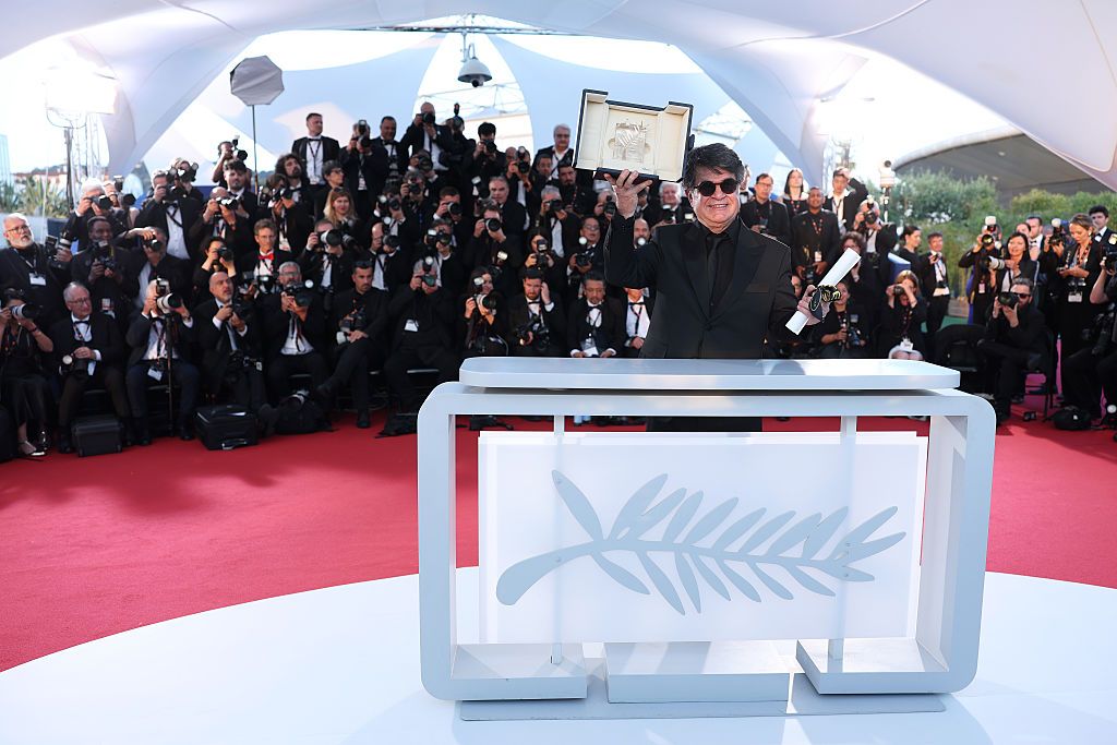 จาฟาร์ ปานาฮี (Jafar Panahi) ผู้กำกับภาพยนตร์ชาวอิหร่าน คว้าอันทรงเกียรติอย่างปาล์มทองคำ (Palme d'Or) ในเทศกาลภาพยนตร์เมืองคานส์ 2025 (Photo by Pascal Le Segretain/Getty Images)