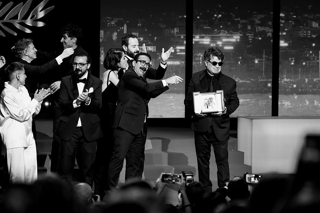 จาฟาร์ ปานาฮี ขึ้นรับรางวัลปาล์มทองคำ จากภาพยนตร์เรื่อง ‘It Was Just an Accident’ ในพิธีปิดเทศกาลภาพยนตร์นานาชาติเมืองคานส์ ครั้งที่ 78 (ภาพ: Andreas Rentz/Getty Images)
