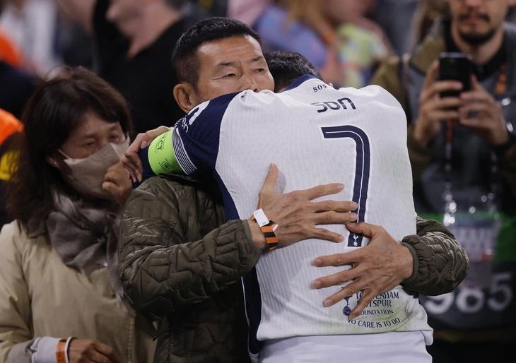 Mr Son Woong Jung embraces his son after Tottenham’s Europa League victory in 2025
