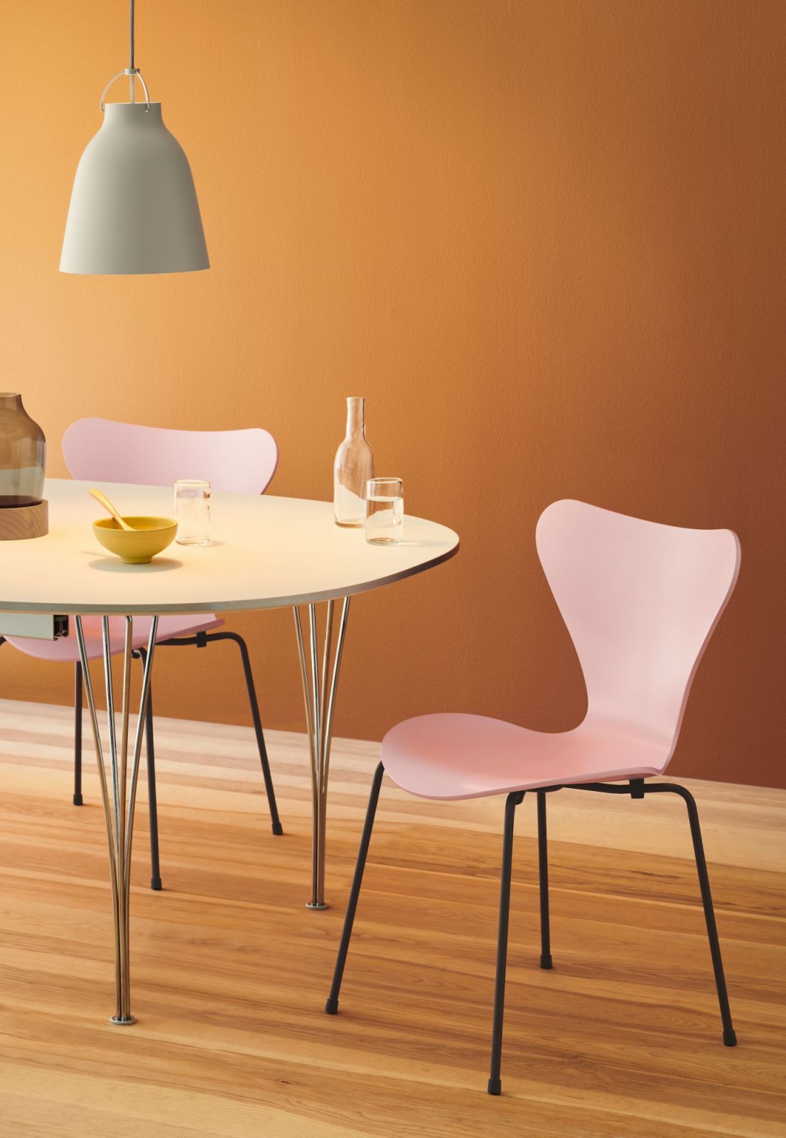 Soft pink Series 7 chairs demonstrate how Jacobsen’s iconic design adapts to contemporary colour palettes while maintaining its mid-century modern appeal (Photo: Fritz Hansen)