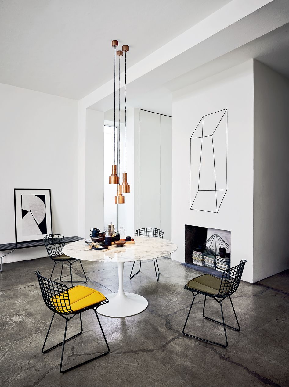 A contemporary dining setting features Bertoia’s side chairs with colourful seat pads (Photo: Knoll)
