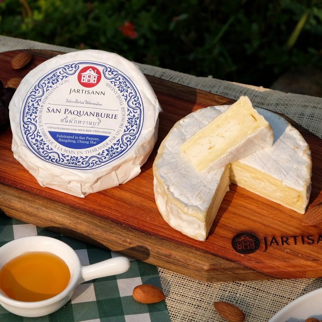 San Paquanburi (สันผักหวานบุรี) ชีสนุ่มสัญชาติไทยจาก Jartisann Cheeserie จากจังหวัดเชียงใหม่ ที่เนื้อนุ่ม รสชาติละมุนคล้ายบรีชีส (ภาพ: Instagram.com / @jartisann)