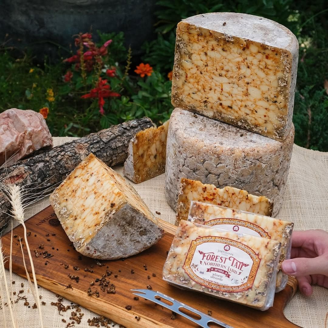 Forest Tail ชีสเนื้อแข็งของไทยจาก Jartisann Cheeserie จากจังหวัดเชียงใหม่ ที่ผสมผสานเครื่องเทศลาบคั่วเผ็ดร้อนแบบเชียงใหม่ (ภาพ: Instagram.com / @jartisann)