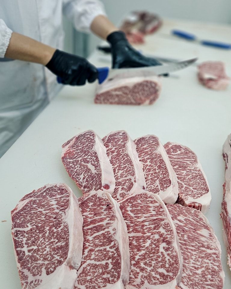 เนื้อไทยวากิว วัตถุดิบอาหารสุดพรีเมี่ยม จากเนื้อวัวที่ปรับปรุงสายพันธุ์โดยการผสมสายพันธุ์วัวจากญี่ปุ่น เข้ากับวัวพันธุ์พื้นเมืองของไทย และแบล็กแองกัส จนได้เนื้อวากิวไทยที่มีลายไขมันแทรกสวยงาม นุ่มลิ้น ละลายในปาก (ภาพ: Instagram.com / @nor.nuea)