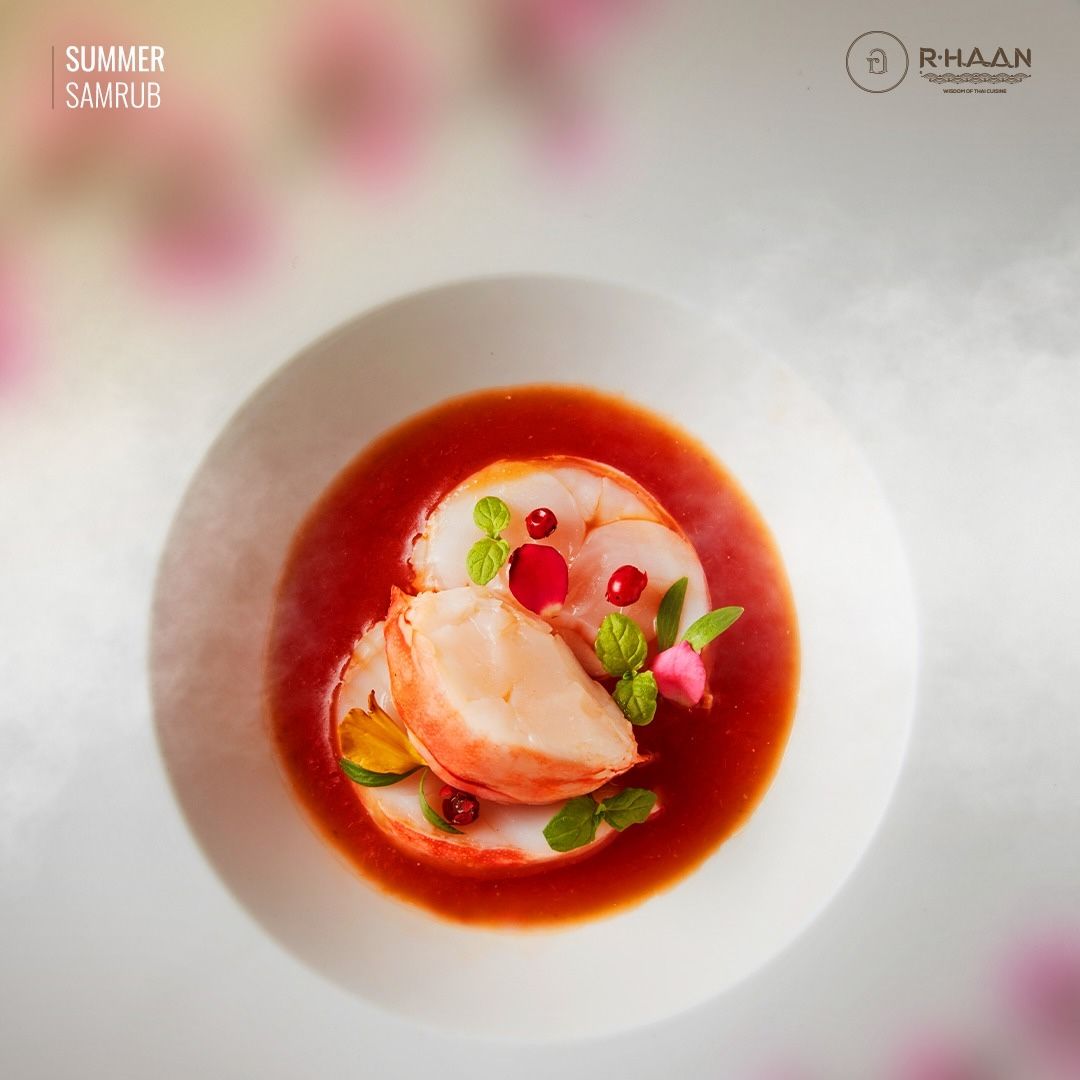 ต้มแซ่บซัมเมอร์ล็อบสเตอร์ภูเก็ต เมนูอาหารไฟน์ไดนิ่งสุดหรูจากร้าน R Haan โดยเชฟชุมพล แจ้งไพร ที่นำเอาล็อบสเตอร์ภูเก็ตมารังสรรค์เป็นเมนูอาหารไทยโบราณระดับไฟน์ไดนิ่ง (ภาพ: Instagram.com / @r.haan_restaurant)