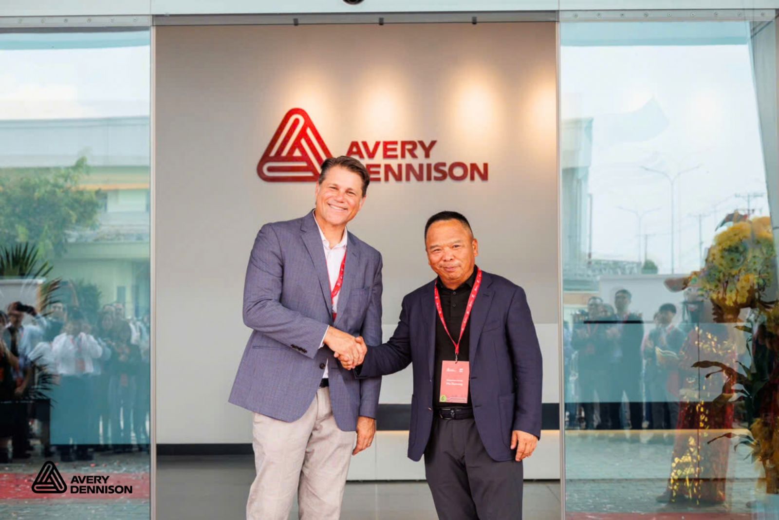 Mr Michael Barton, Senior Vice President and General Manager of Apparel Solutions at Avery Dennison Group, and Mr Ma, Chairman of Shenzhou Group, shake hands to mark the partnership between the two companies (photo: Facebook/Avery Dennison Asean)