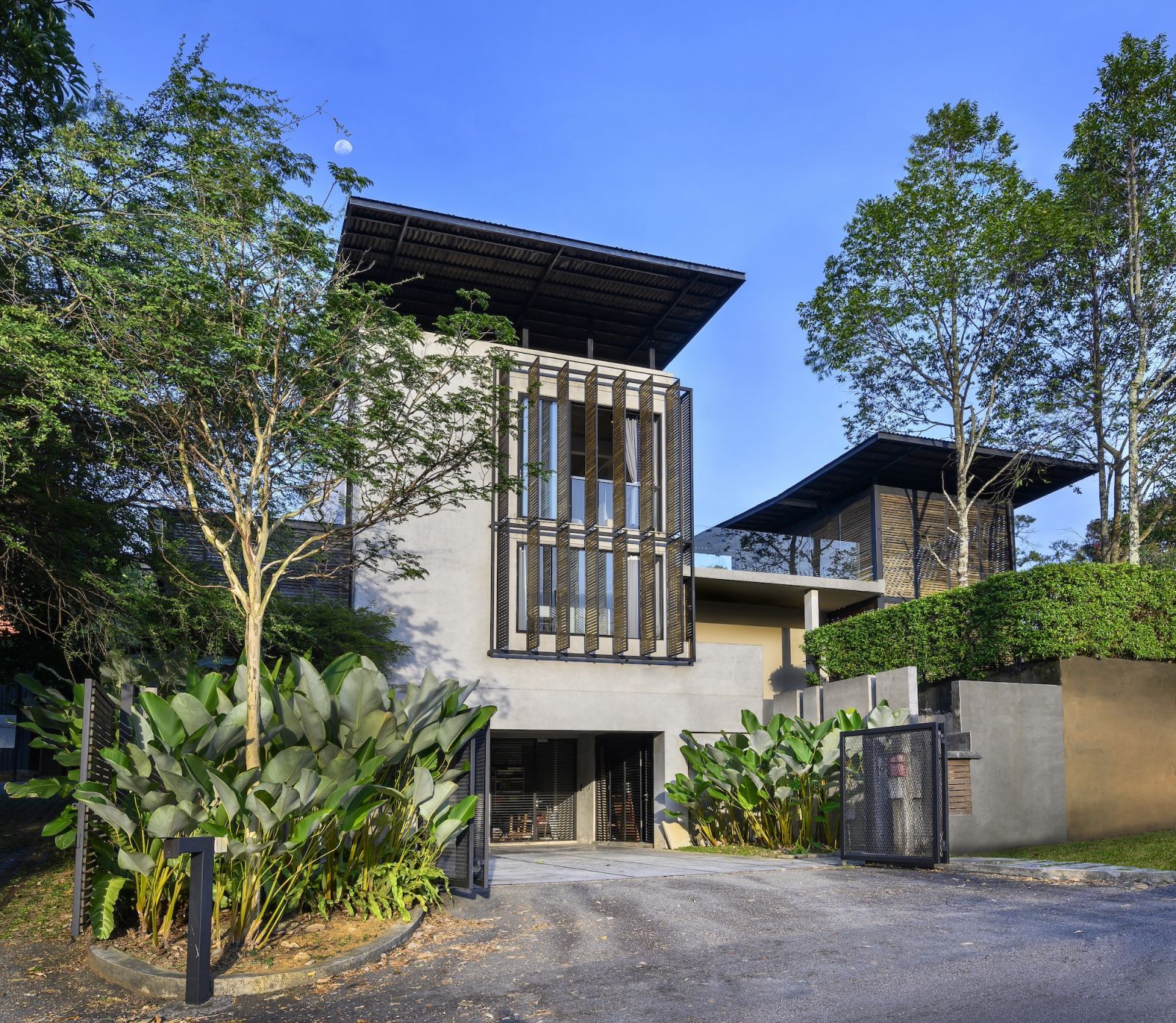 The contemporary facade of Denai House uses modern materials and techniques while respecting the cultural context of Johor's residential architecture.