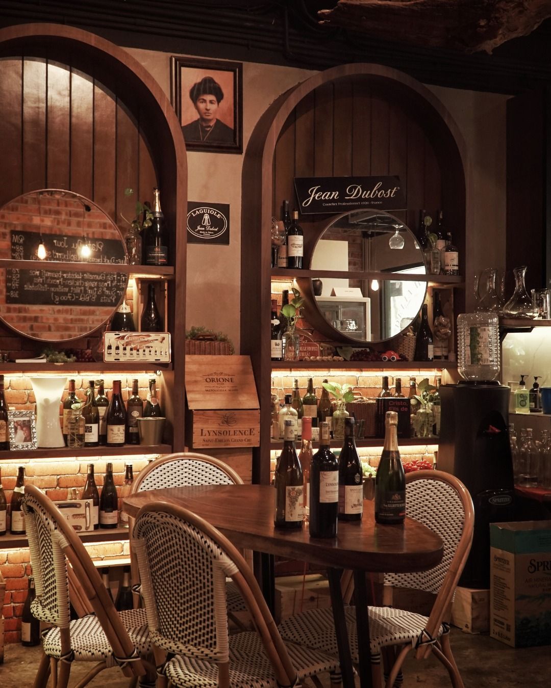 Romantic corner at Delia (Photo: Instagram / @deliawinesbistrottdi)